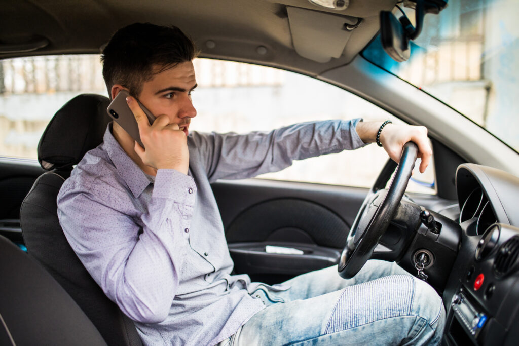 La conducción distraída es una de las principales causas de accidente de auto