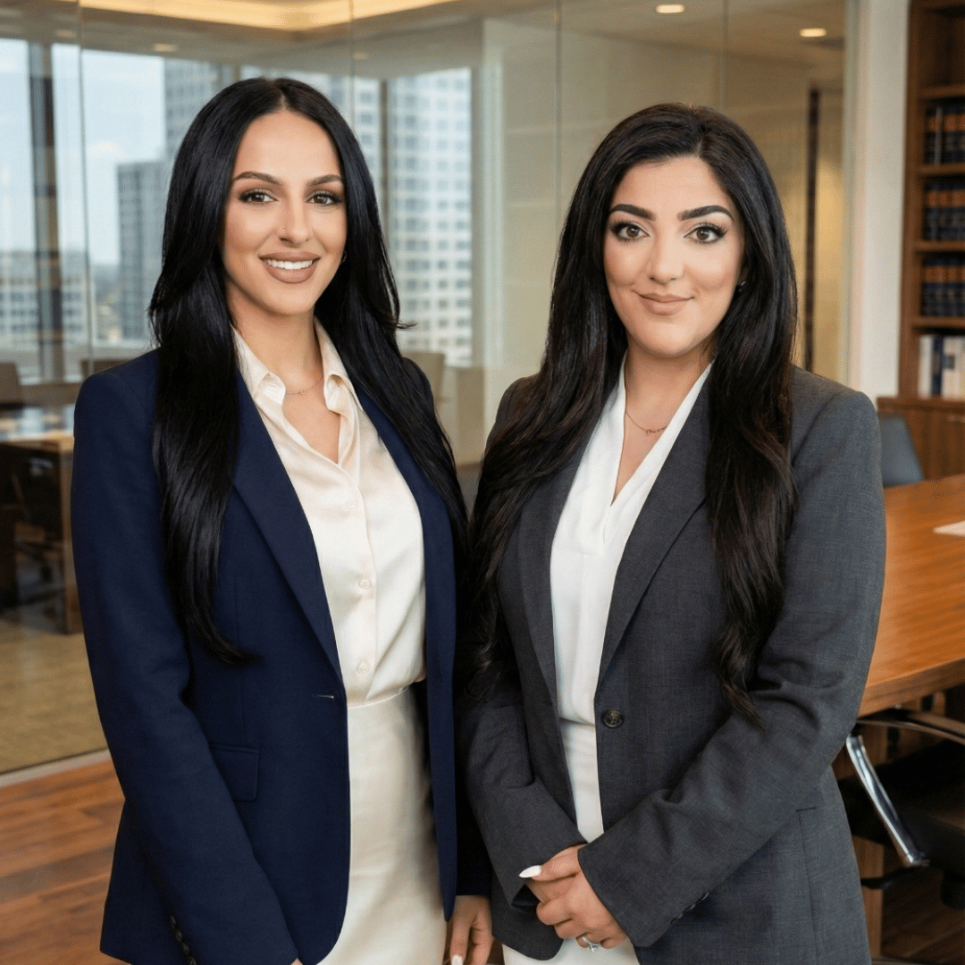 Dos abogadas profesionales del equipo legal de 1-800 Cantaso listas para asesorar a clientes.